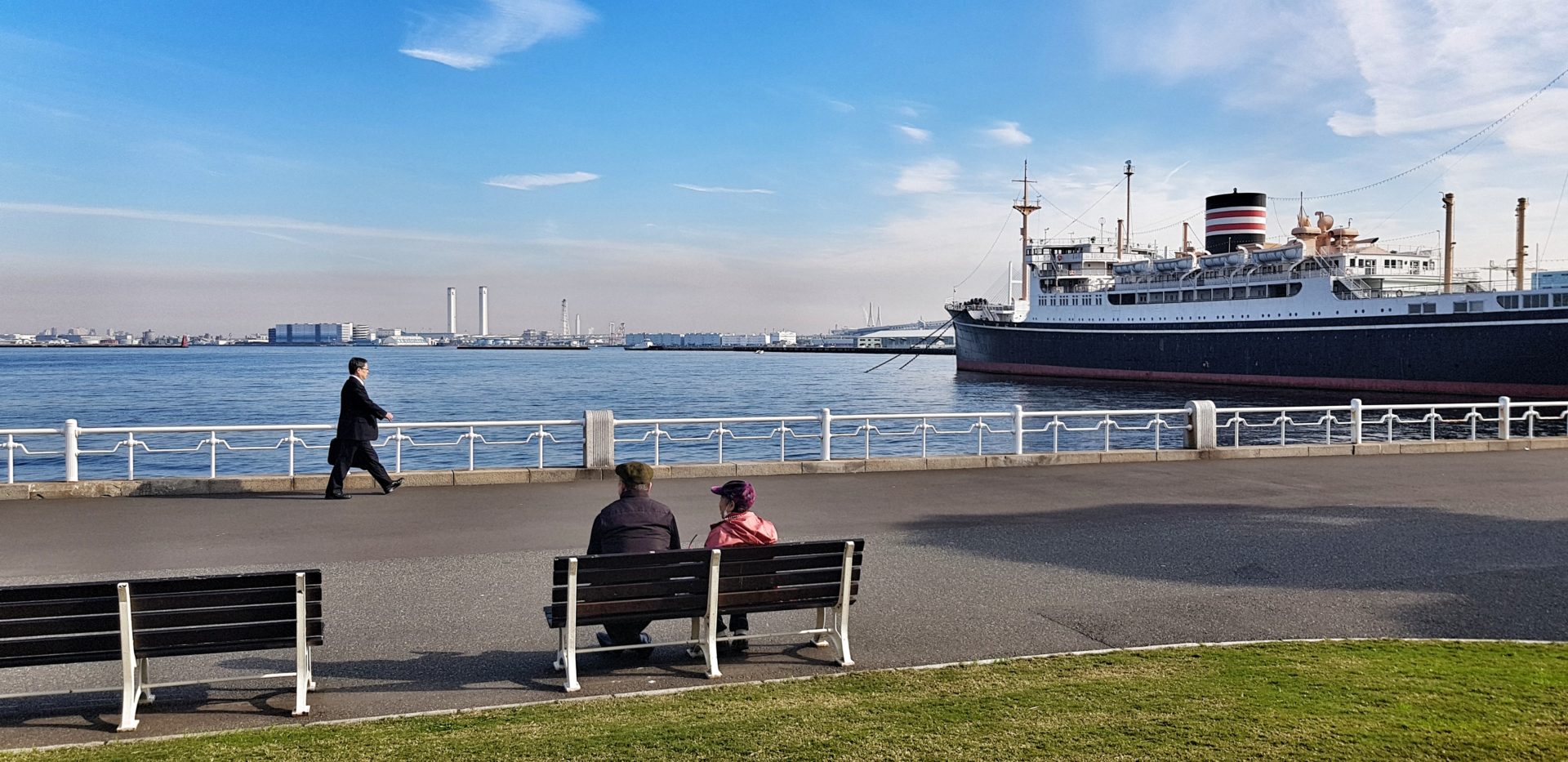 Dampfschiff an der Hafenfront von Yokohama, Japan.