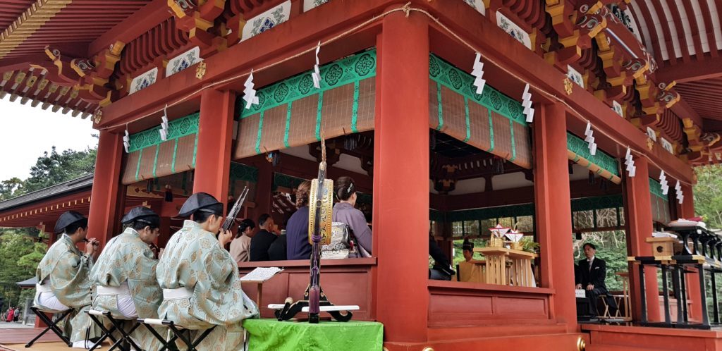 Hochzeitszeremonie im Tsurugaoka-Hachimangu-Schrein in Kamakura, Japan.