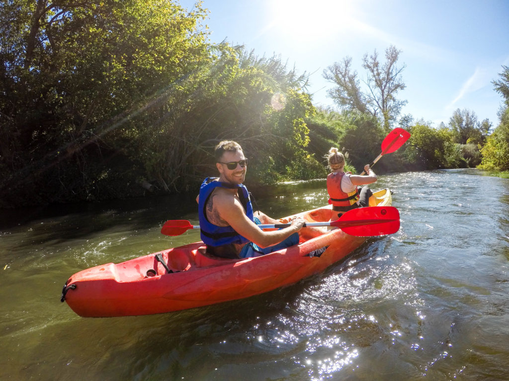 Kajakfahren auf dem Fluss Ter an der Costa Brava, Spanien