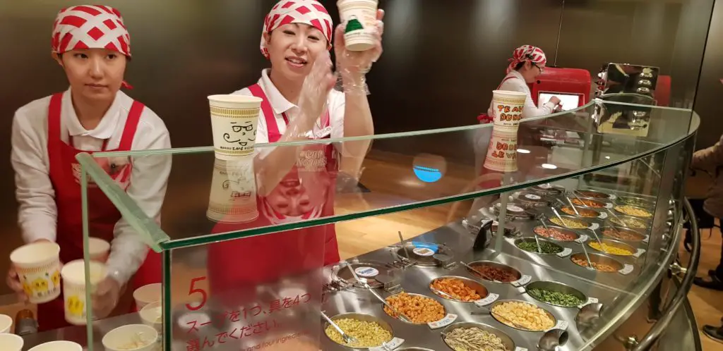 Kreiere deine eigenen Instant-Nudeln im Cup Noodle Museum in Yokohama, Japan.