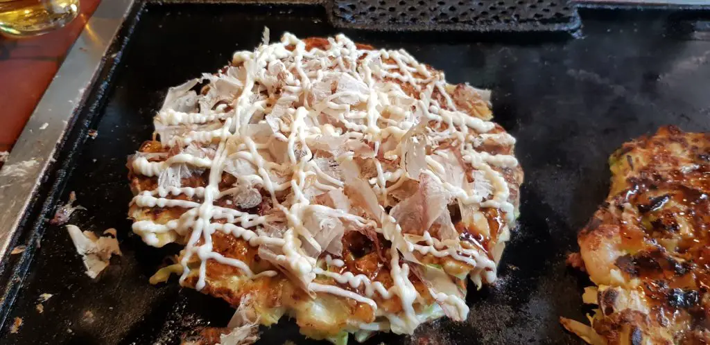 Okonomiyaki ist ein lustiges und leckeres Kocherlebnis in Japan.
