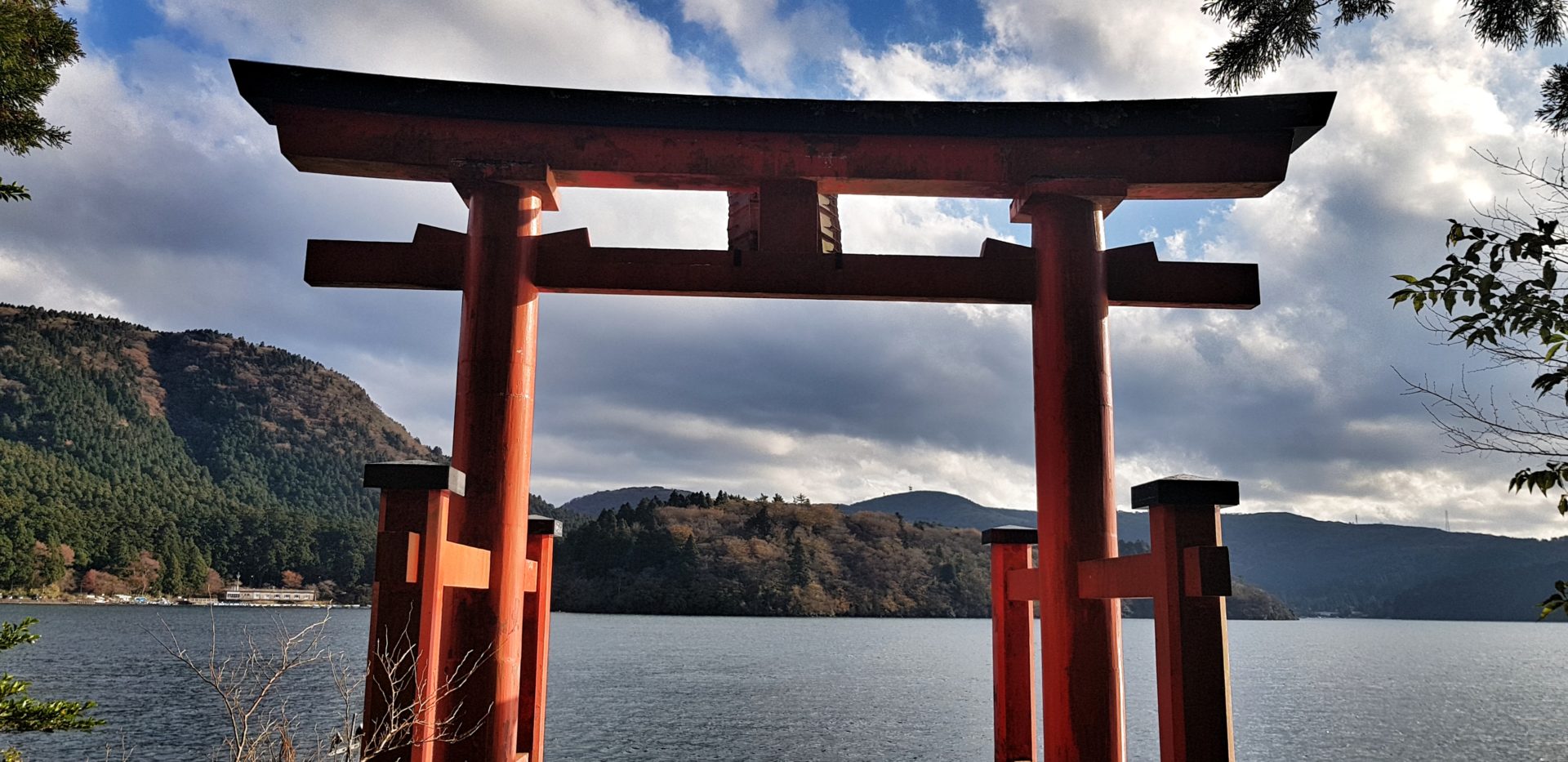 Schwebendes Tor am Hakone Shinto-Schrein.