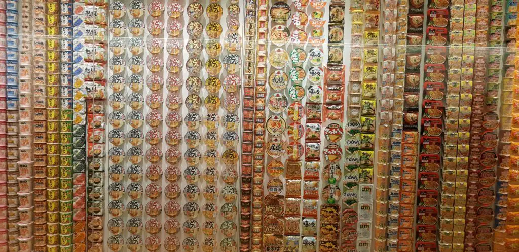 Wand mit der Geschichte der Instantnudeln im Cup Noodle Museum in Yokohama, Japan.