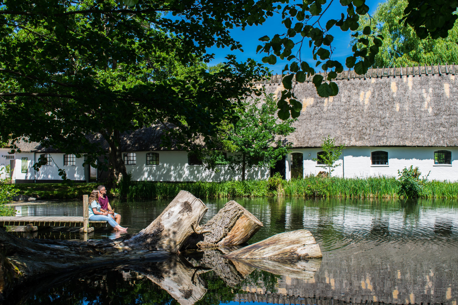 Chillen auf der kleinen Seebrücke bei Esrum Abbey, Nordseeland, Dänemark