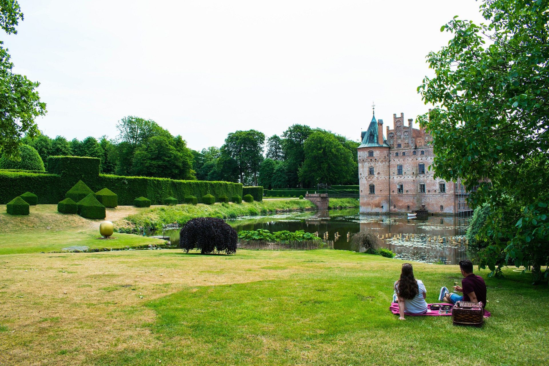 Ein Picknick im Garten von Schloss Egeskov, Fünen, Dänemark