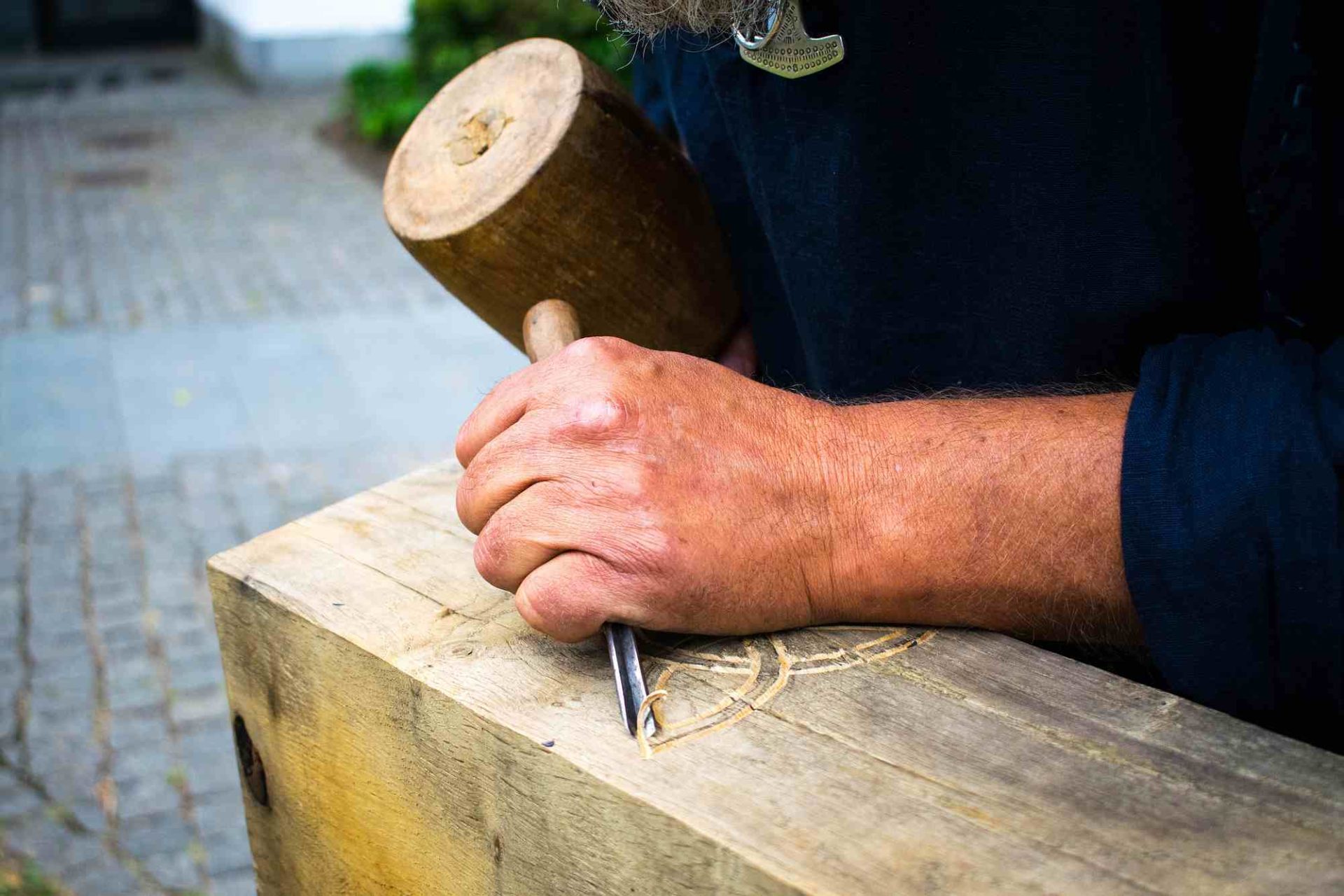 Holzarbeiten im Erlebniszentrum Kongernes Jelling in Jelling, Hærvejen
