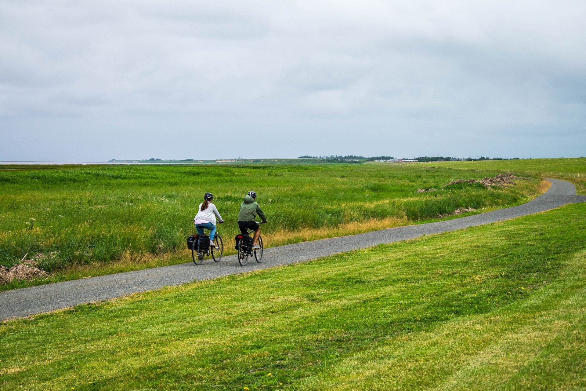 Mit dem Fahrrad über die Deiche in Tønder, Südjütland, Dänemark