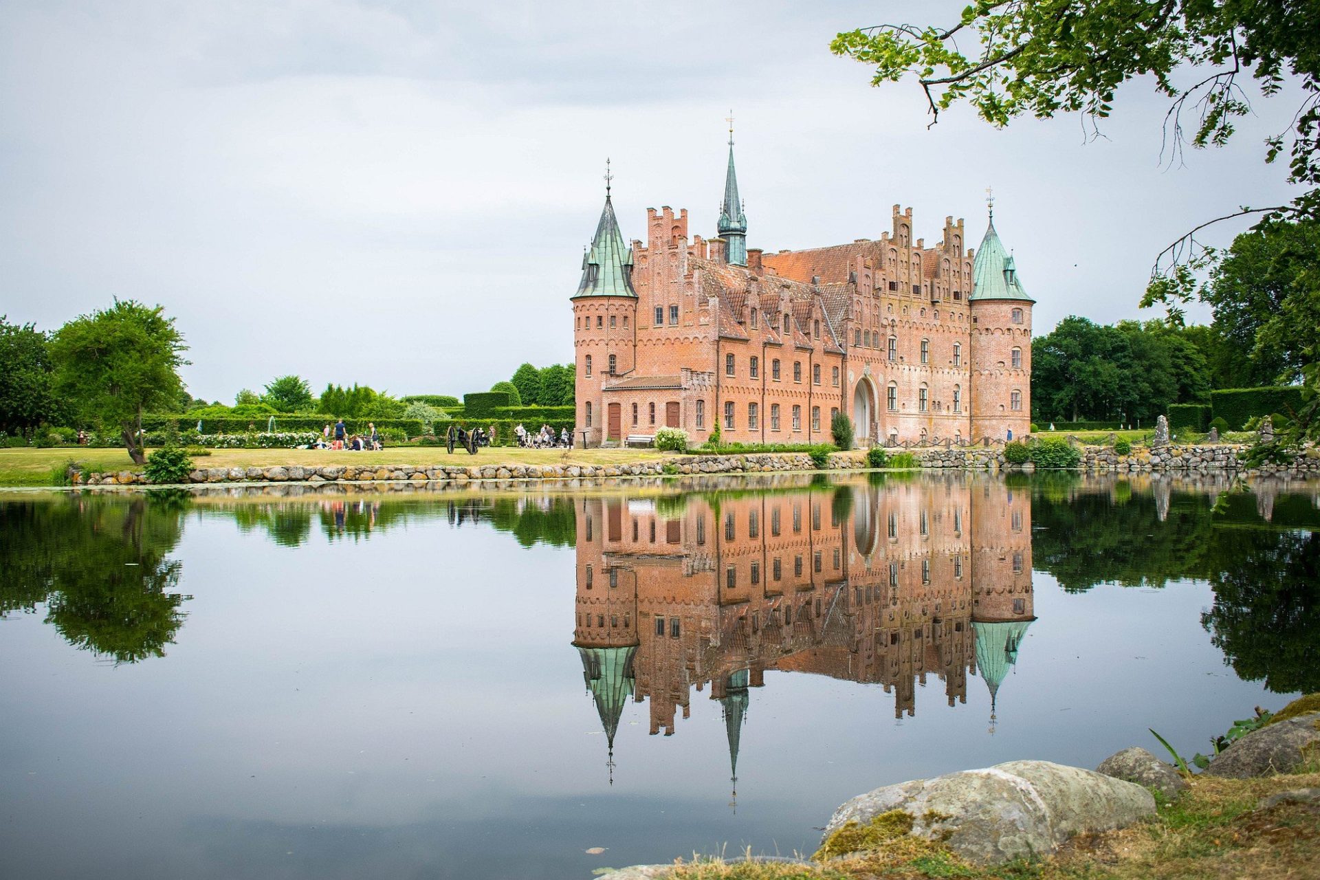 Reflektionen von Schloss Egeskov, Fünen, Dänemark
