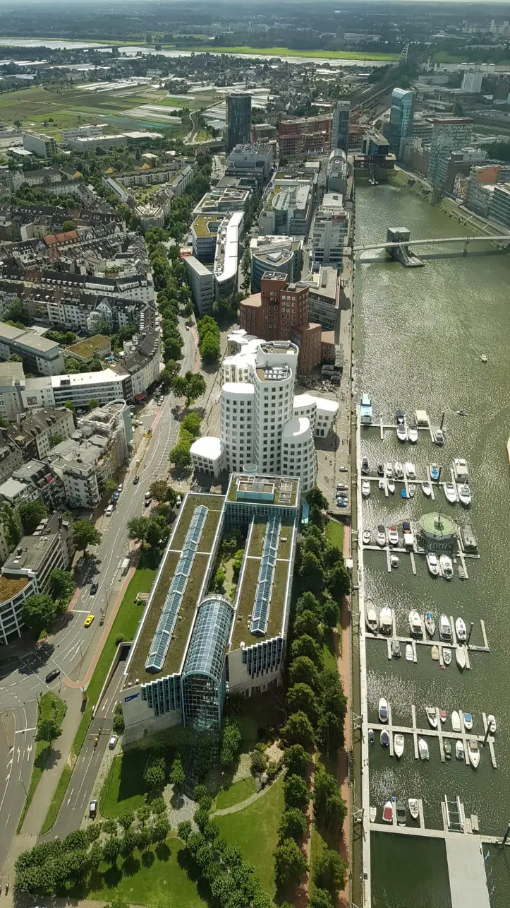 Rheinturm in Düsseldorf - Aussicht auf den Hafen