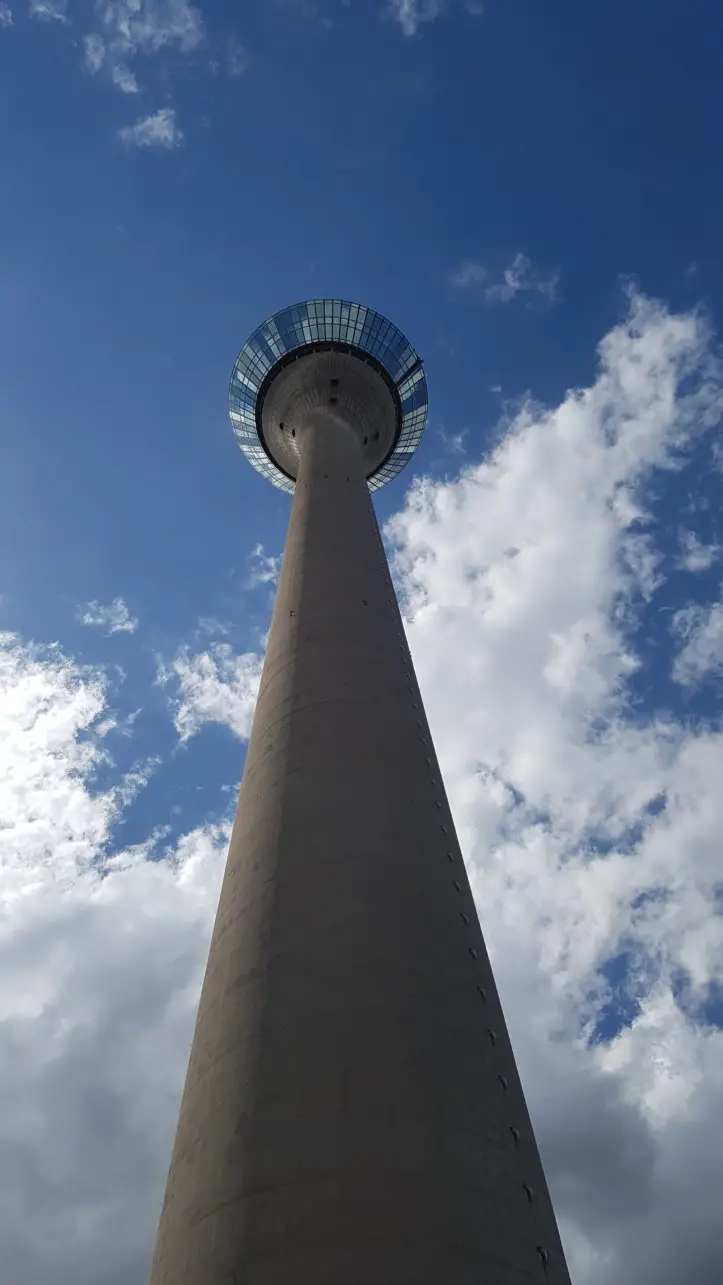 Rheinturm in Düsseldorf von unten