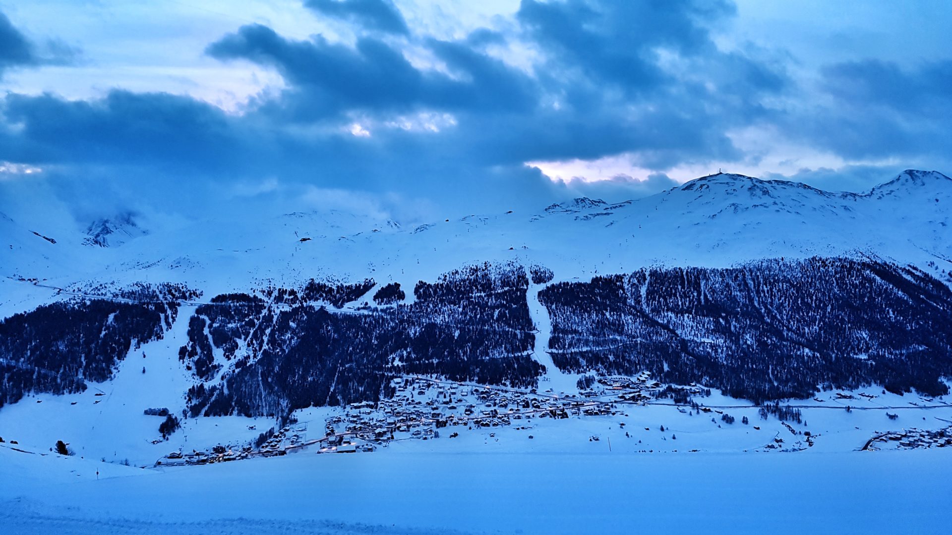 Sonnenaufgang beim Skifahren in Livigno, Italien