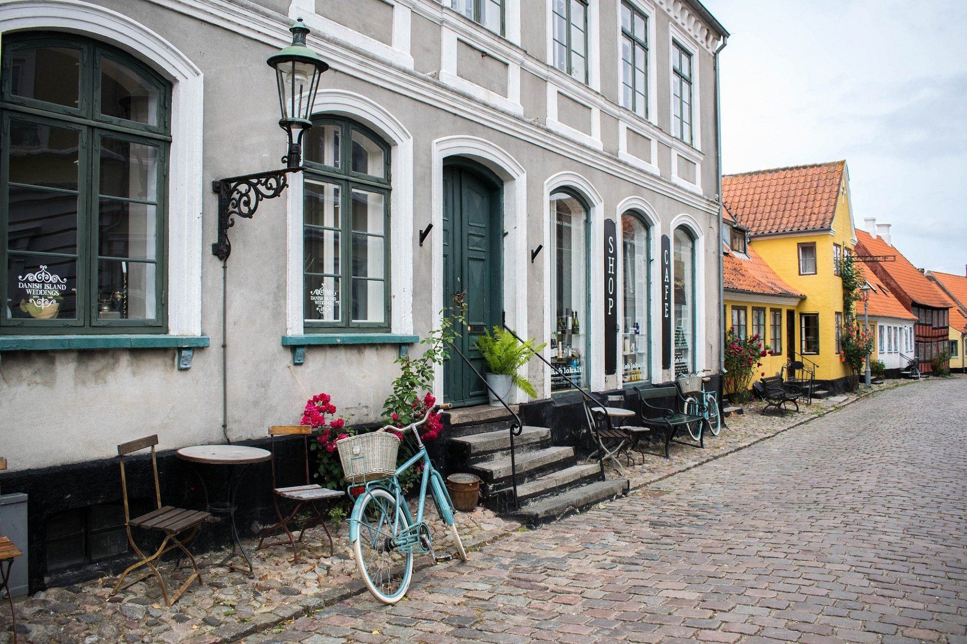 Szene in den Straßen von Ærøskøbing, Fünen, Dänemark