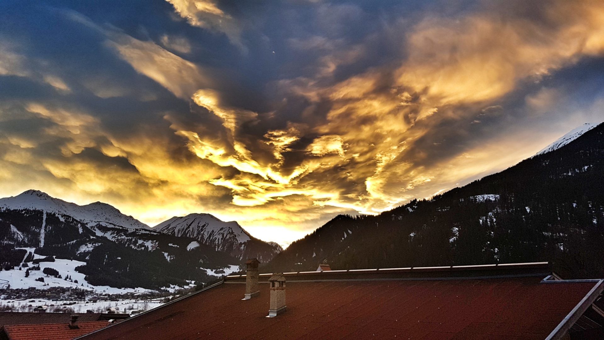 Sonnenuntergang an der Zugspitz Arena in Österreich