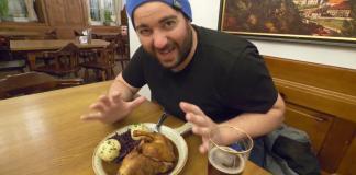 Ein Winterurlaub in Innsbruck Österreich Dave mit einer deftigen Mahlzeit im Stiftskeller, Innsbruck, Österreich.