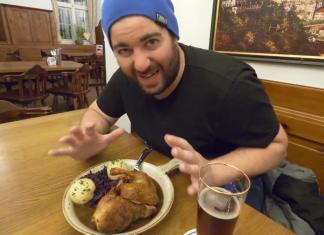 Ein Winterurlaub in Innsbruck Österreich Dave mit einer deftigen Mahlzeit im Stiftskeller, Innsbruck, Österreich.