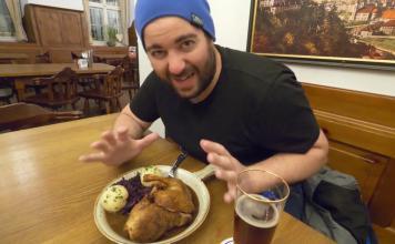 Ein Winterurlaub in Innsbruck Österreich Dave mit einer deftigen Mahlzeit im Stiftskeller, Innsbruck, Österreich.