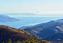 Originelle Tagesausflüge in Istrien, Kroatien Das Meer in Ucka, Istrien, Kroatien.