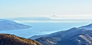 Originelle Tagesausflüge in Istrien, Kroatien Das Meer in Ucka, Istrien, Kroatien.