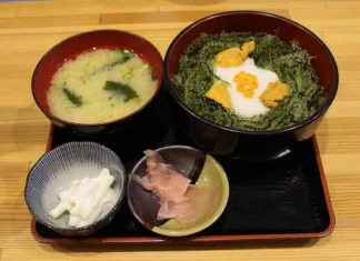 Einige der besten Speisen und Gerichte in Okinawa Mittagessen mit Umi budo in Japan.