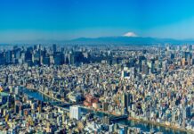 Tokio: Eine Stadt auf der Überholspur der Entwicklung Panorama über Tokio, Japan.