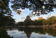 Hiroshima und Miyajima und kulinarische Entdeckungen Tempel in Hiroshima, Japan.