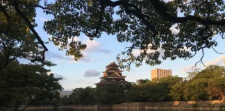 Hiroshima und Miyajima und kulinarische Entdeckungen Tempel in Hiroshima, Japan.