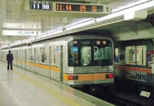 Mit U-Bahn und Zug durch Tokio U-Bahn in Tokio, Japan.