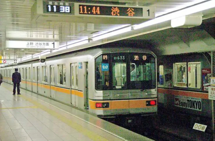 Mit U-Bahn und Zug durch Tokio U-Bahn in Tokio, Japan.