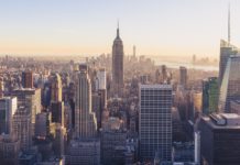 Wie man ein New Yorker Tourist ist: Do’s und Don’ts Aussicht auf das Empire State Building und Manhattan, New York City, USA.