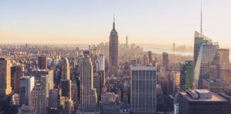 Wie man ein New Yorker Tourist ist: Do’s und Don’ts Aussicht auf das Empire State Building und Manhattan, New York City, USA.