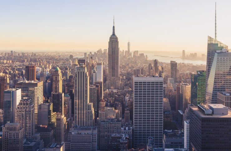 Wie man ein New Yorker Tourist ist: Do’s und Don’ts Aussicht auf das Empire State Building und Manhattan, New York City, USA.
