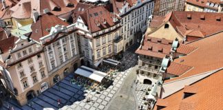 Die besten Aussichten in Prag: Die Türme Blick vom Glockenturm in Prag, Tschechische Republik.