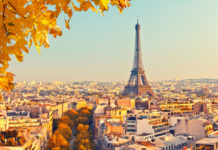 Eine Einführung in die französische Etikette für Reisende Der Eiffelturm in Paris, Frankreich. Französische Etikette..