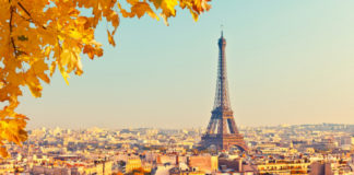 Eine Einführung in die französische Etikette für Reisende Der Eiffelturm in Paris, Frankreich. Französische Etikette..