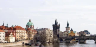 Das Beste in Prag Die Türme auf der Karlsbrücke in Prag.