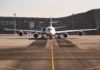 Eine Liste der wichtigsten internationalen Flughäfen in Kalifornien Flugzeug auf dem LAX Flughafen in Kalifornien.
