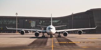 Eine Liste der wichtigsten internationalen Flughäfen in Kalifornien Flugzeug auf dem LAX Flughafen in Kalifornien.