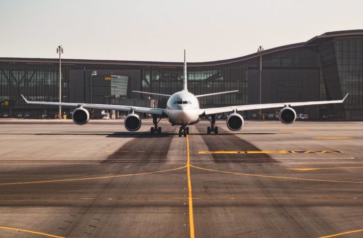 Eine Liste der wichtigsten internationalen Flughäfen in Kalifornien Flugzeug auf dem LAX Flughafen in Kalifornien.