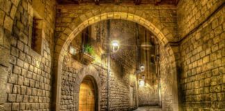 Geheimtipps für Barcelona Gotische Seitenstraße in Barcelona, Spanien