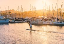 Santa Barbara Reiseführer: Hotels, Restaurants und Attraktionen Stand Up Paddle im Hafen von Santa Barbara, Kalifornien, USA.