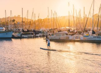 Santa Barbara Reiseführer: Hotels, Restaurants und Attraktionen Stand Up Paddle im Hafen von Santa Barbara, Kalifornien, USA.