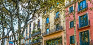 Wie du in Barcelona Geld sparen kannst Häuserfassade in Barcelona, Spanien. Wie man in Barcelona, Spanien, Geld sparen kann.