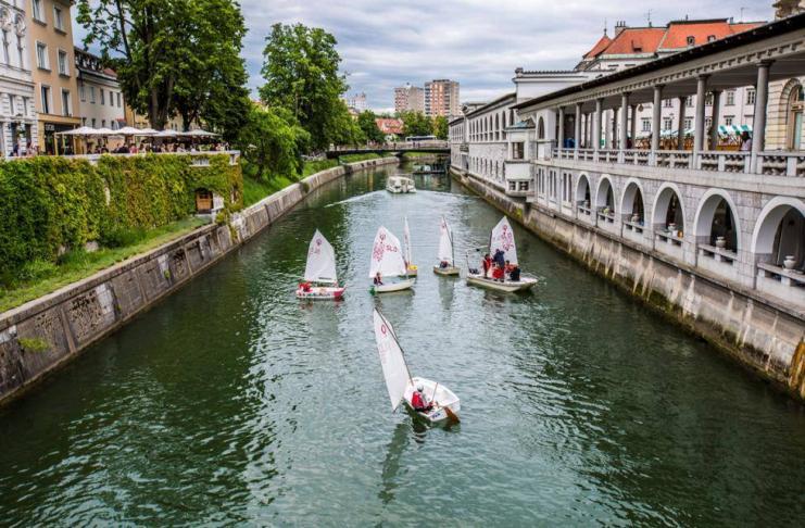 Verrückte und coole Dinge, die du nicht über Ljubljana, Slowenien wusstest Mini-Segelboot Training, mitten in der Stadt von Ljubljana, Slowenien.