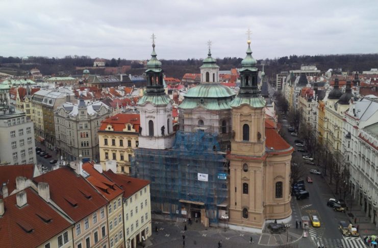 Prag Reiseführer: Was du wissen musst St. Nikolaus-Kirche mit Blick von der Prager astronomischen Uhr