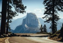 Unglaubliche Aktivitäten im Yosemite National Park Straße zum Half Dome im Yosemite National Park in Kalifornien, USA