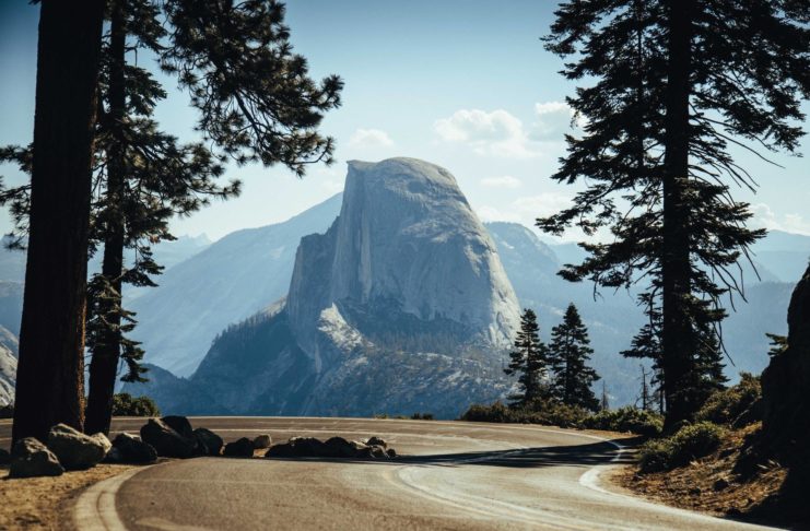 Unglaubliche Aktivitäten im Yosemite National Park Straße zum Half Dome im Yosemite National Park in Kalifornien, USA