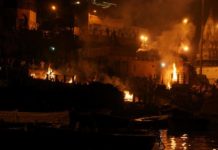 Brennende Ghats in Varanasi, Indien.
