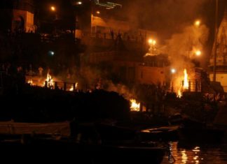 Brennende Ghats in Varanasi, Indien.