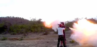 Mit einer Panzerfaust oder Bazooka in Kambodscha schießen Nach dem Abschuss einer Bazooka in Kambodscha.