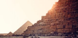 Erkundung vom Inneren der Pyramiden von Gizeh, Ägypten Die Großen Pyramiden von Gizeh in Ägypten